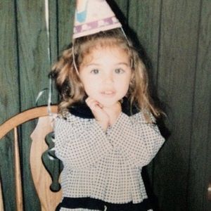 Meet your Posher, Mona